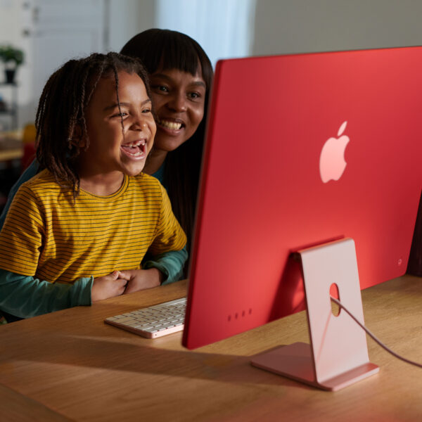 24-inch iMac with Retina 4.5K display: Apple M3 chip with 8-core CPU and 10-core GPU, 256GB SSD - Silver (MQRJ3B/A) - Image 6